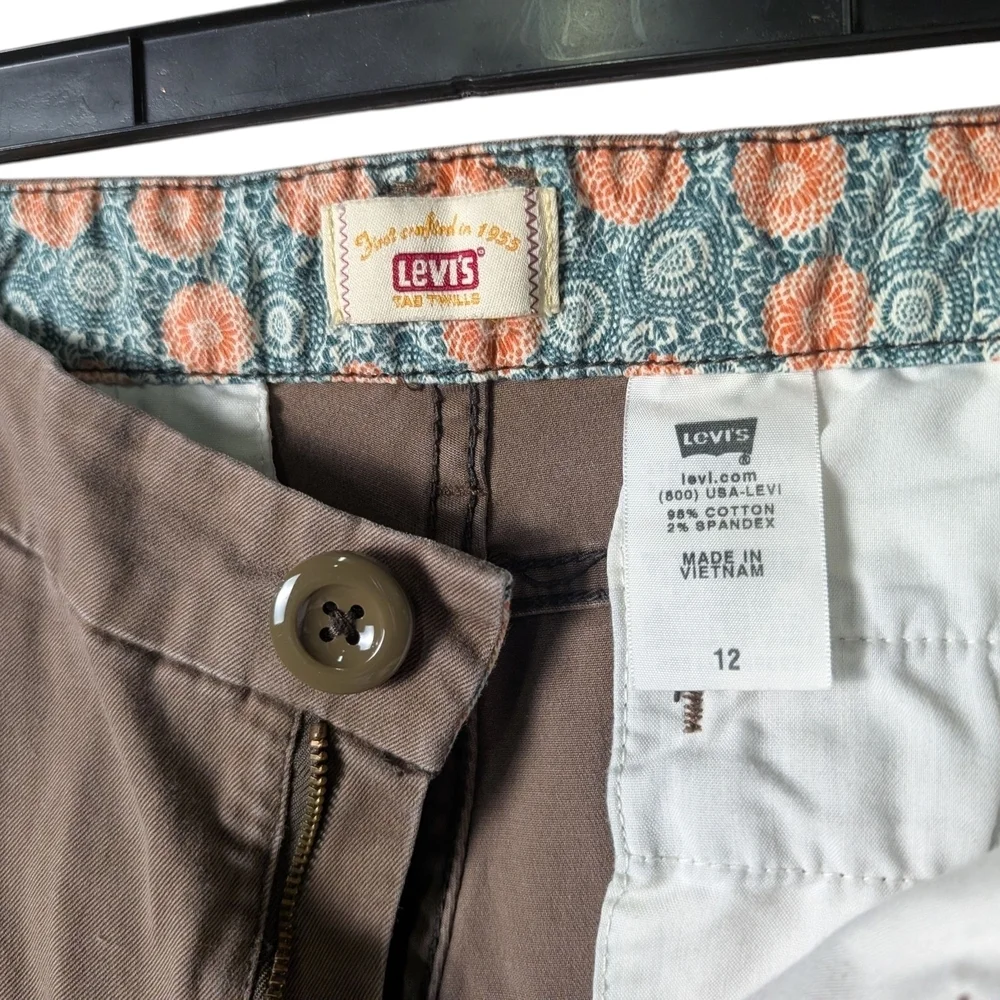 Levi's Womens Size 12 Brown Shorts Cotton Flat Front Pockets Belt Hoops Like New